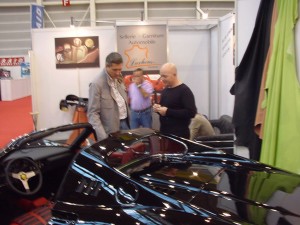 Mr. Stefan Urfer et un client sur le stand Luxhous