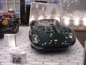 Le Stand Jaguar avec cette superbe jaguar xj13 de 1966